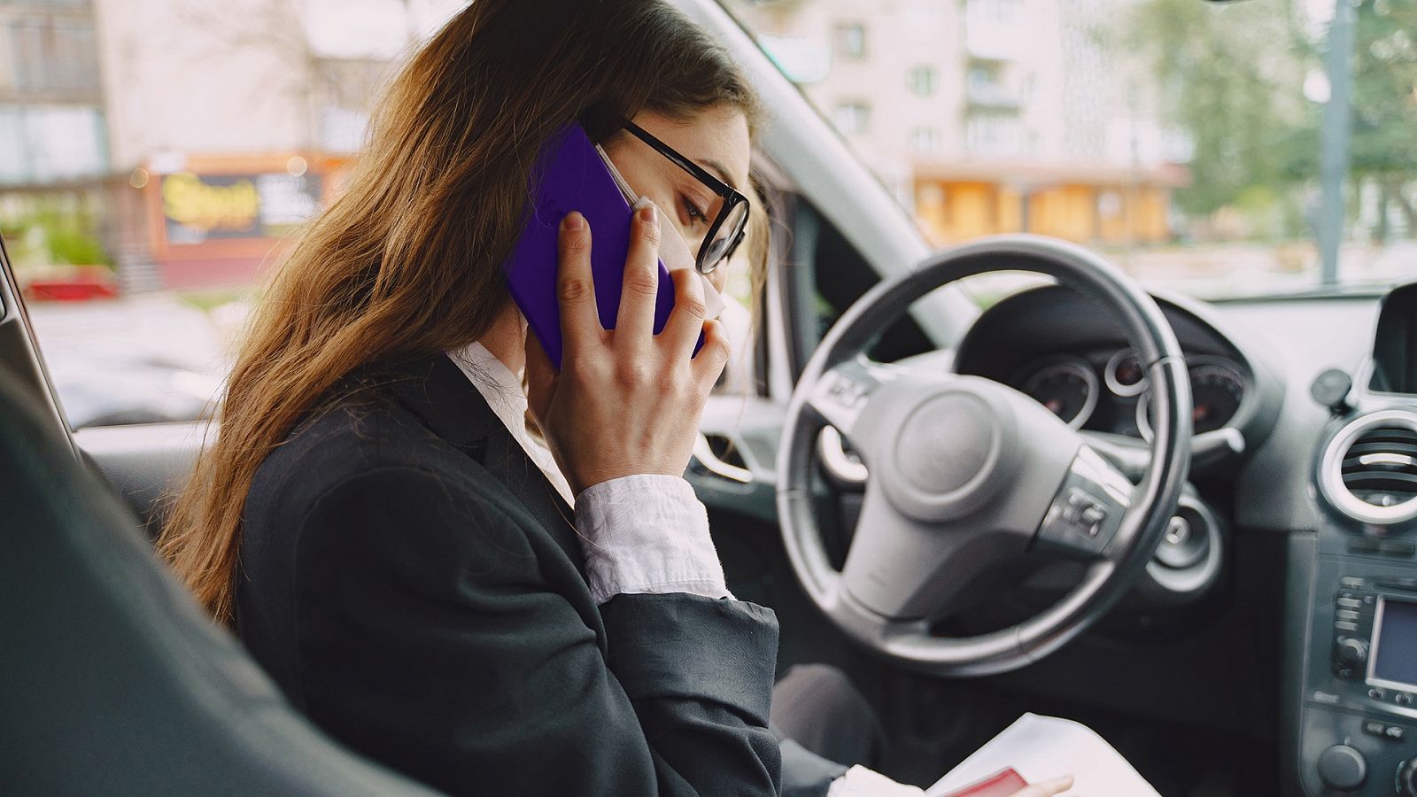 Обязан ли водитель печатать и возить с собой ОСАГО