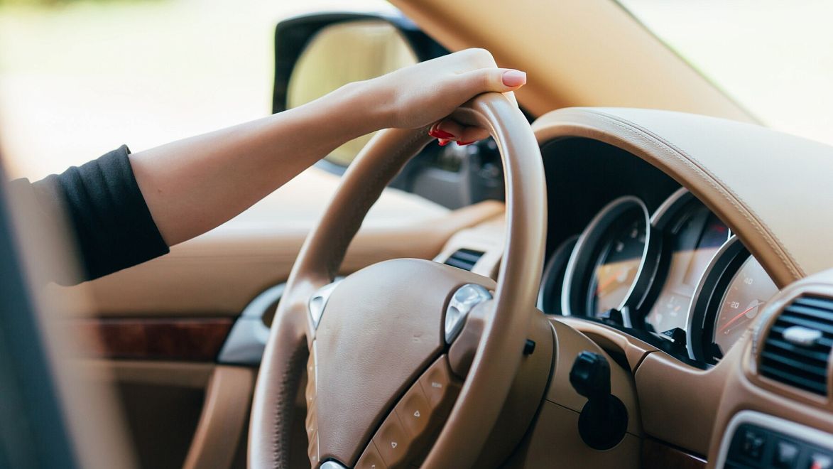 Девушка за рулем автомобиля