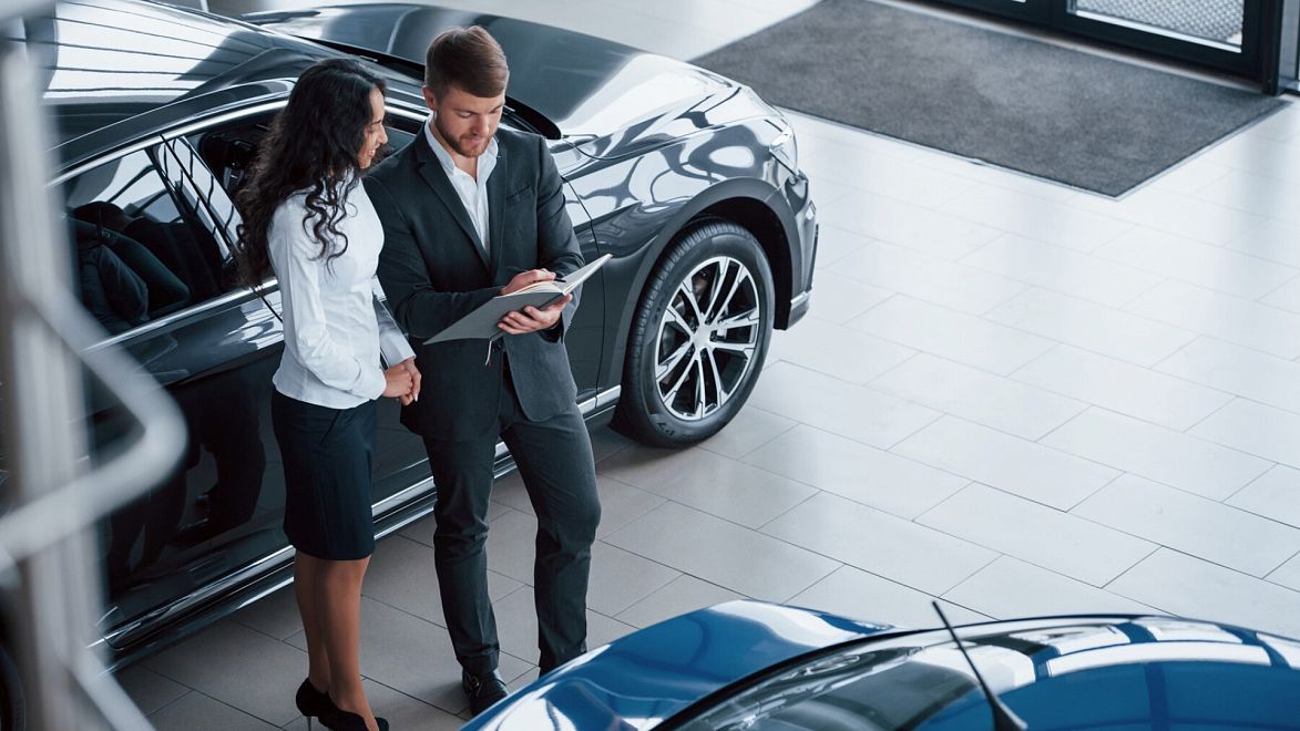 Девушка с мужчиной в автосалоне
